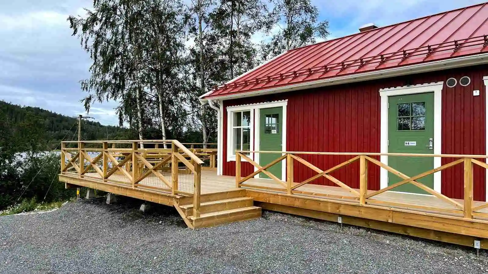 Upptäck Ställplats Gällstasjön i Docksta, Höga Kusten. Naturnära ställplats för husbil/husvagn vid sjö. Nära vandring, Skuleberget & Höga Kustenleden.