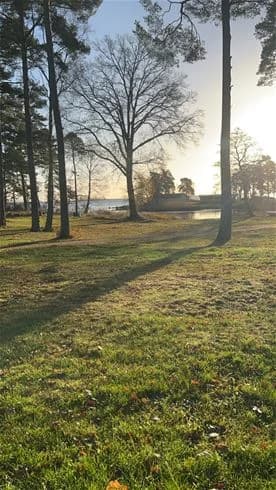 Upptäck Alholmens Camping i Blekinge! Perfekt ställplats för husbil vid havet med modern service, bad, fiske & nära Sydostleden. Boka din Quickstop idag!