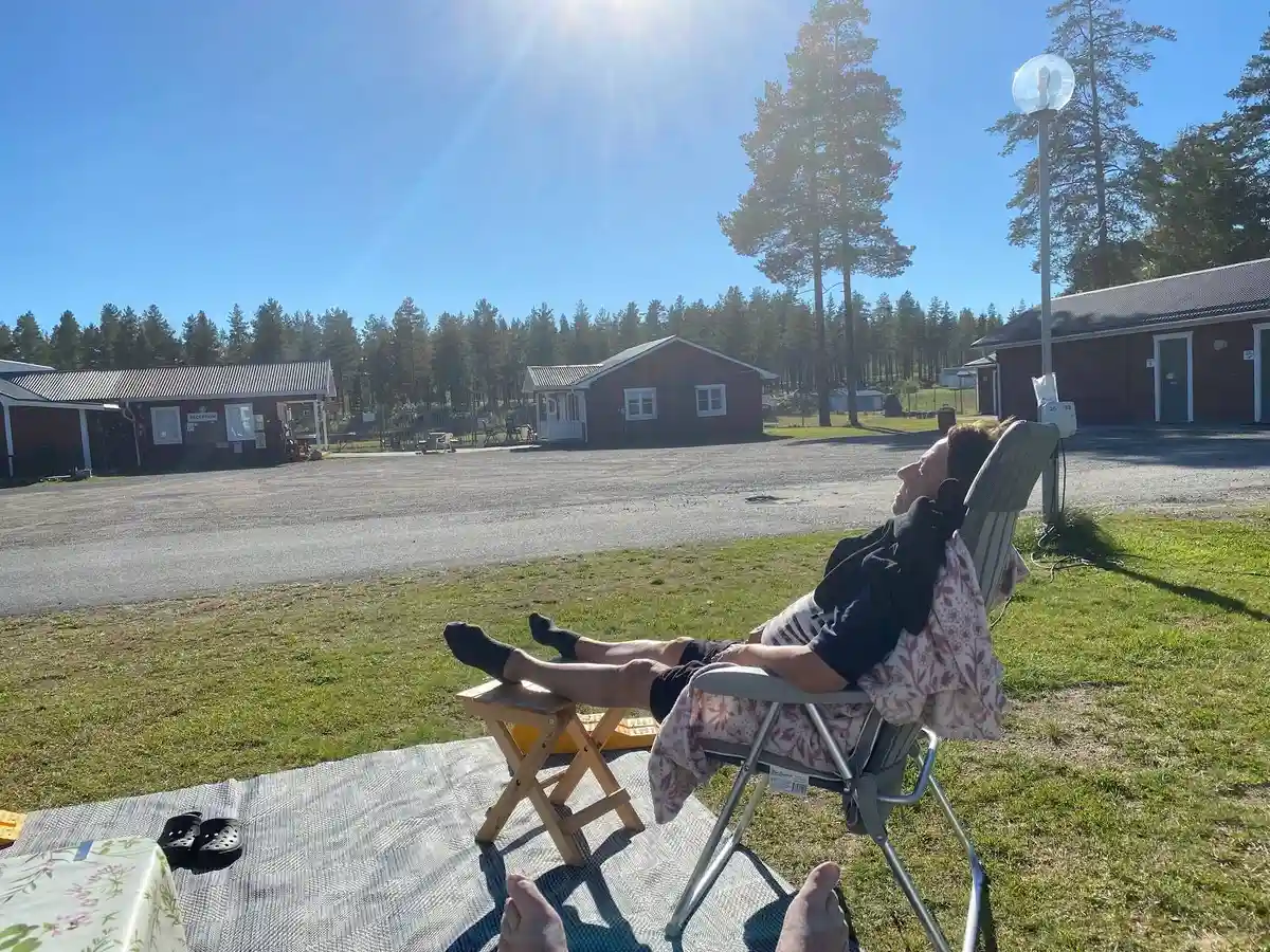 Ställplatser vid Fromhedens Camping, Norsjö. Naturnära med el, service, restaurang, fiske & golf. Perfekt för husbil/husvagn. Husdjur ok. Boka nu!