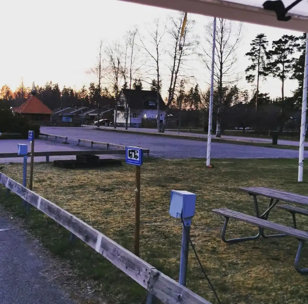 Ställplats vid Målerås Glasbruk i Småland. Upplev glaskonst, natur & aktiviteter. El, restaurang, vandring. Perfekt för husbil/husvagn i Glasriket.