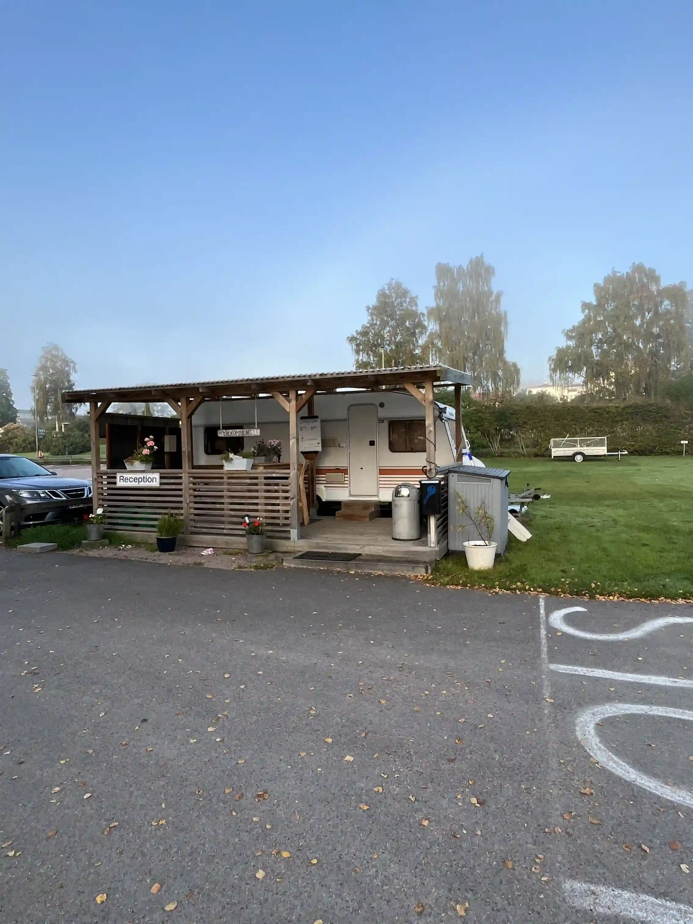 Upptäck Öjaby Camping! Fina ställplatser vid Helgasjön nära Växjö. Service: el, dusch, WC, vatten & automatisk latrintömning. Perfekt för husbil/husvagn.