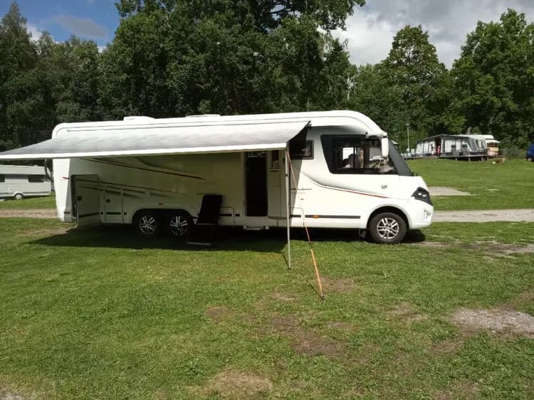 Upptäck Prästryggens Camping i Frövi! Mysig ställplats vid sjön Väringen med el, bad, fiske & service. Drop-in för husbil/husvagn. Öppet maj-sep.