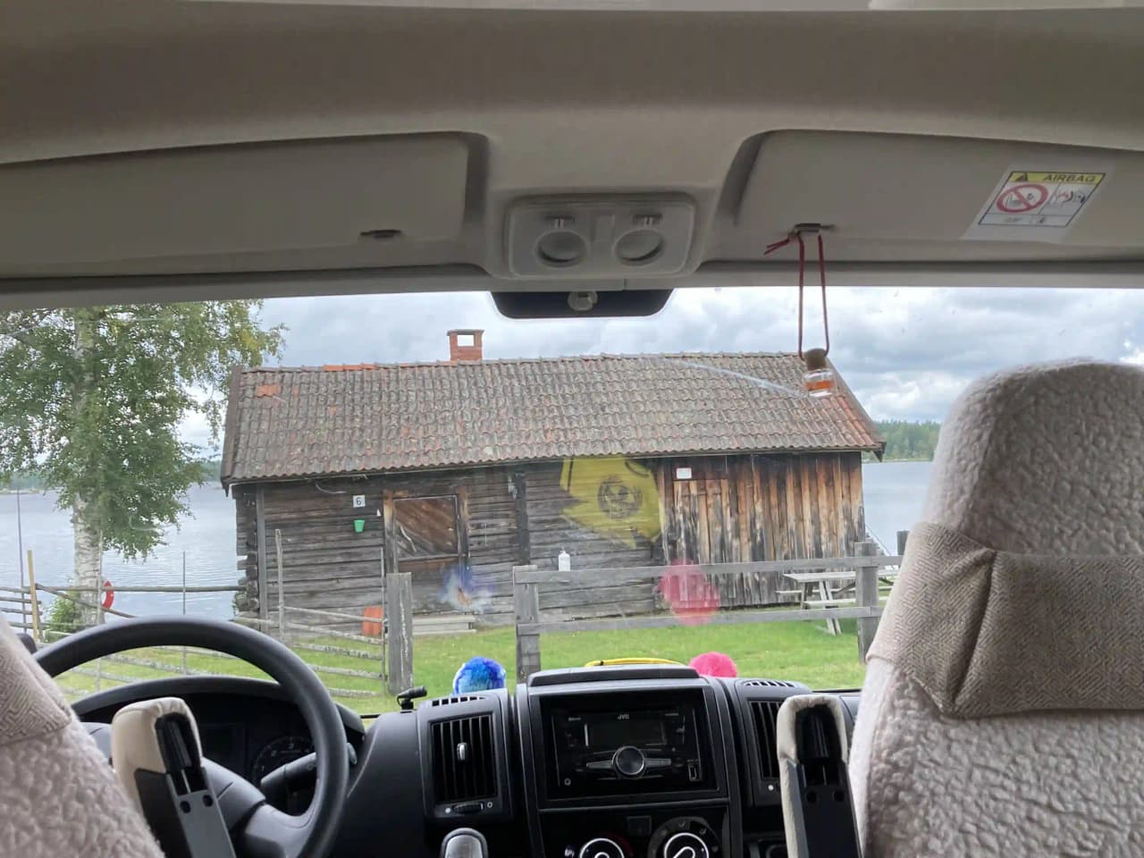 Upptäck Högbacka Camping – en lugn ställplats för husbil/husvagn nära E4 i Gästrikland. Njut av badsjö, sandstrand & natur. El & service ingår.