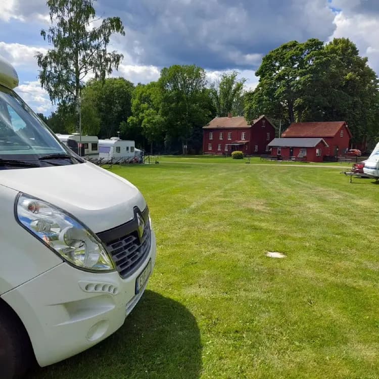 Utforska Furusjöns Camping i Ånimskog, Dalsland. Natursköna ställplatser för husbil/husvagn vid sjön. El, dusch, WC, fiske, bad, vandring. Öppet maj-sep.