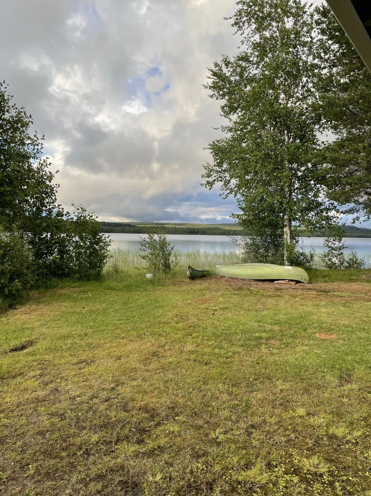 Upplev Fredrika Camping i Västerbotten! Perfekt ställplats för husbil/husvagn med el, dusch, WC, latrintömning, WiFi. Nära fiske, vandring & bad.