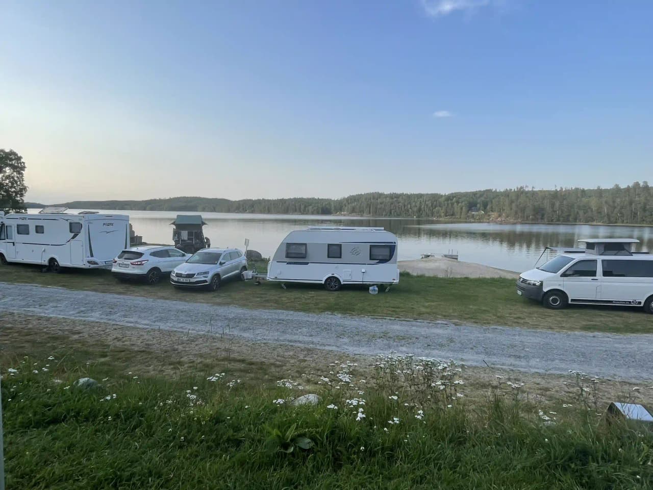 Upptäck Gröne Backe Camping i Ed! Året runt-öppna ställplatser för husbil vid Stora Le. Full service, el, Wi-Fi, bad, fiske, äventyrsgolf & restaurang.