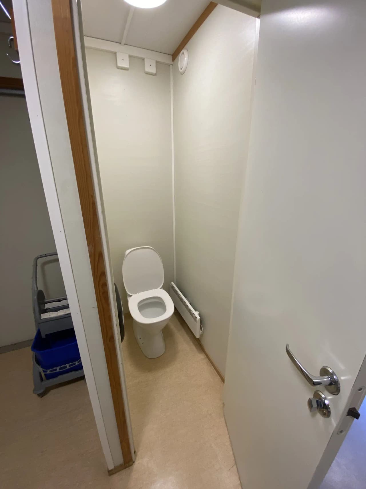 Ställplats vid Björkängs Vandrarhem i Tvååker. Året runt, nära havet & Kattegattleden. El, dusch, WC, kök. Husdjur välkomna. Boka din plats!