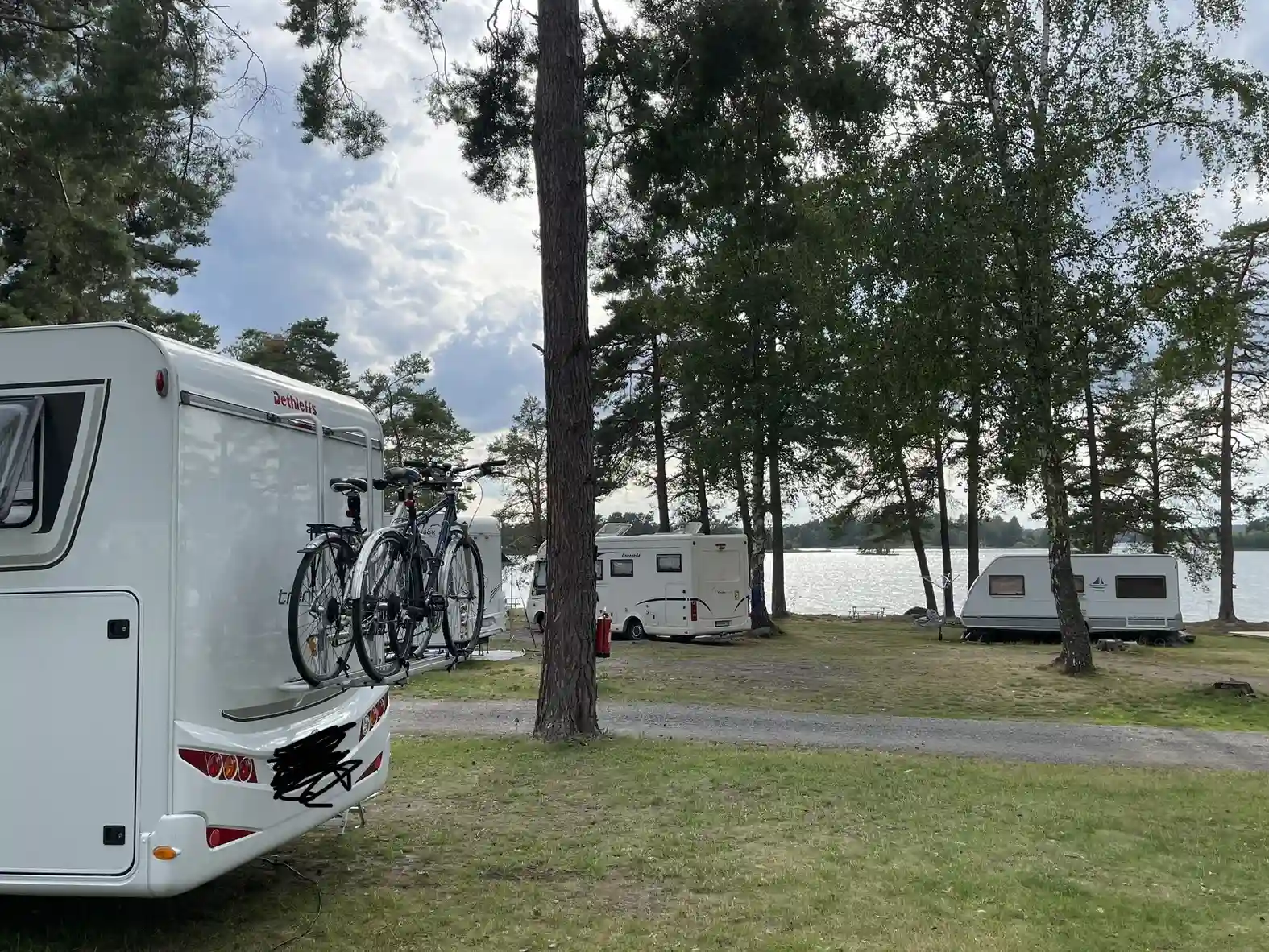 Upplev Gudingebadet: ställplats vid havet i Tjust skärgård med garanterad havsutsikt. Familjevänligt med bad, minigolf, kajak & nära Västervik.