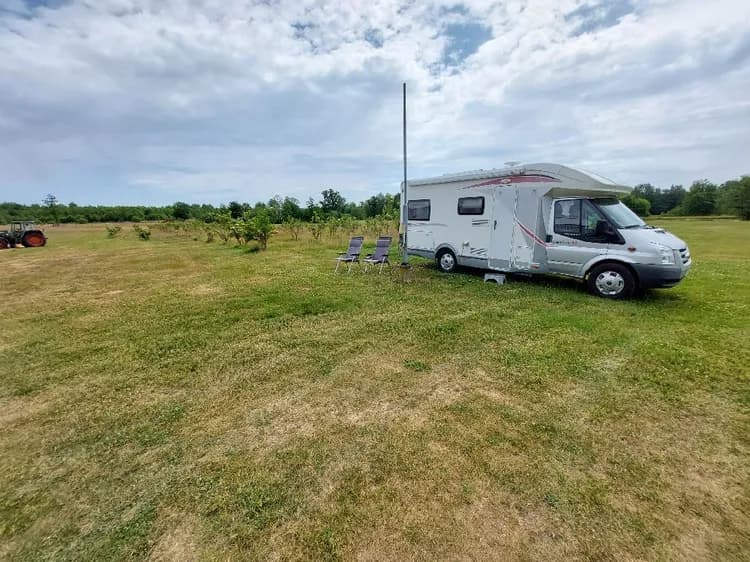 Unik ställplats vid Flädergården i Vinslöv, Skåne. Upplev Pelargonhuset, Kaffestuga & Gårdsbutik. Faciliteter som el, vatten, WC, dusch. Husdjur ok.