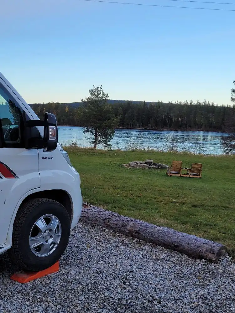 Upptäck Strömbackens Camping i Ytterhogdal – en lugn ställplats vid Ljusnan med el, vatten & tömning för husbil/husvagn. Perfekt för naturälskare!