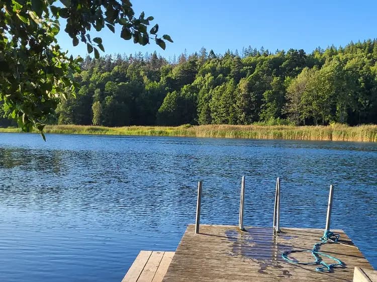 Unik ställplats vid Göta Kanal & Motala Ström i Borensberg. Historisk miljö, natur, café, bastu & aktiviteter. Perfekt för husbil/husvagn. Boka nu!