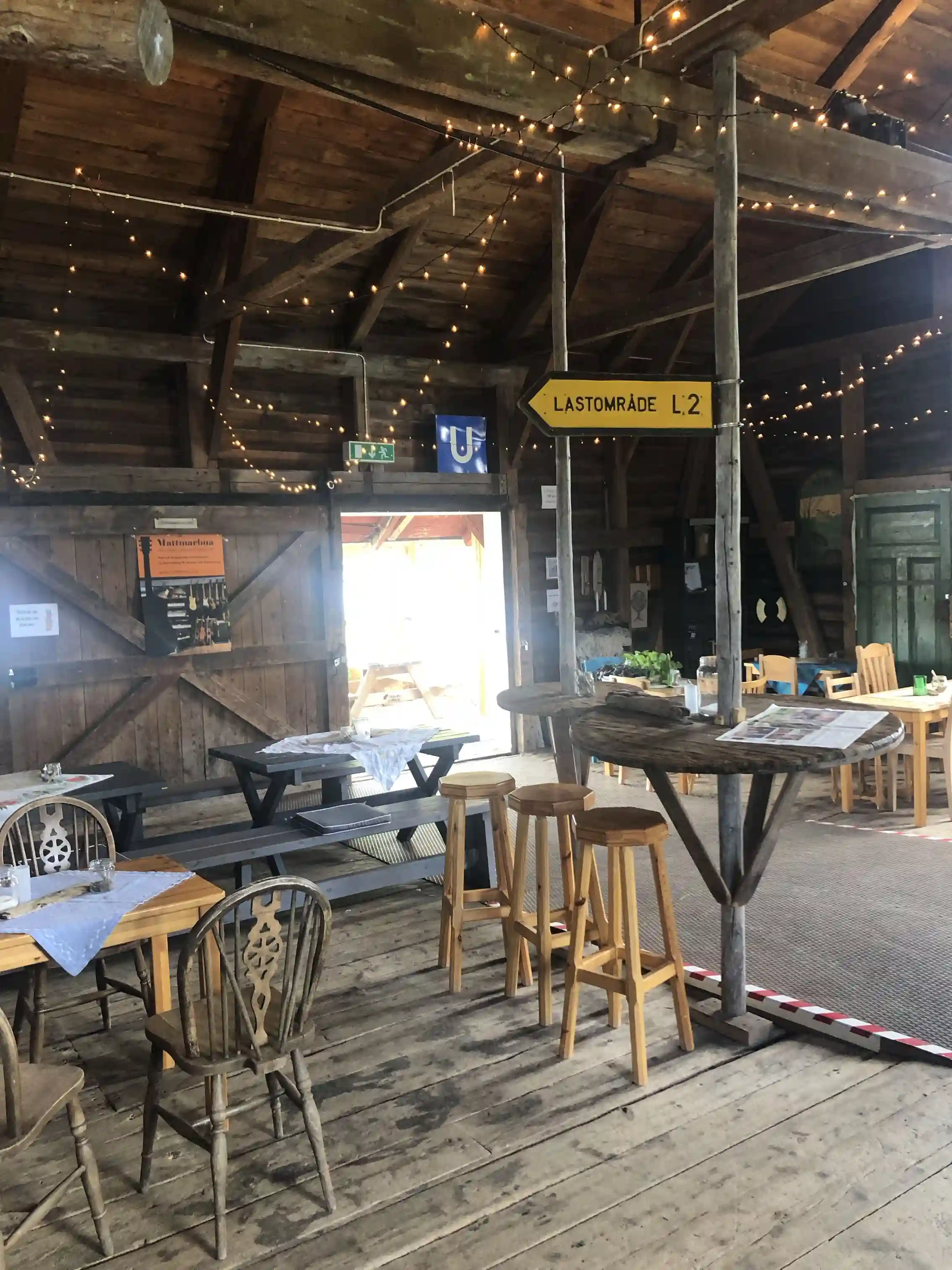 Hitta din ställplats vid Storsjön! Trångsvikens Bygdegård erbjuder prisvärda platser för husbil/husvagn med el, WC, vatten nära E14, Östersund & Åre.