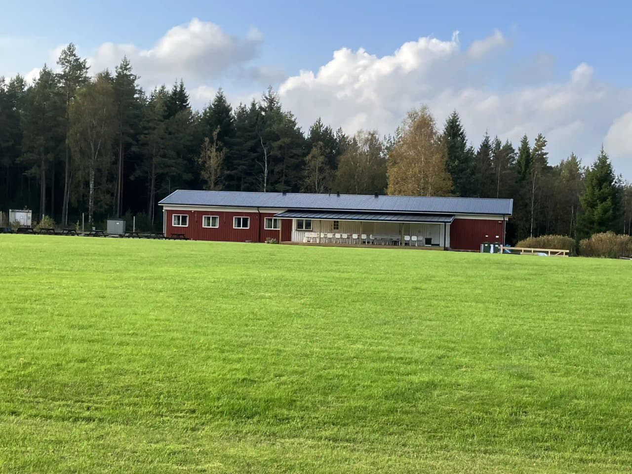 Upptäck Skogsvallen i Ale: charmig ställplats nära Älvängen med el, dusch, WC, kök & unik atmosfär. Perfekt för husbil/husvagn, året runt! Musik & event.