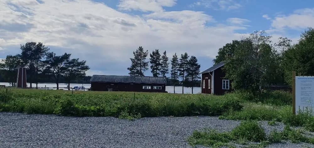 Upptäck Kungsgårdsviken, naturskön ställplats på Frösön vid Storsjön. El, dusch, WC, bastu & bad. Perfekt för husbil/husvagn nära Östersund.