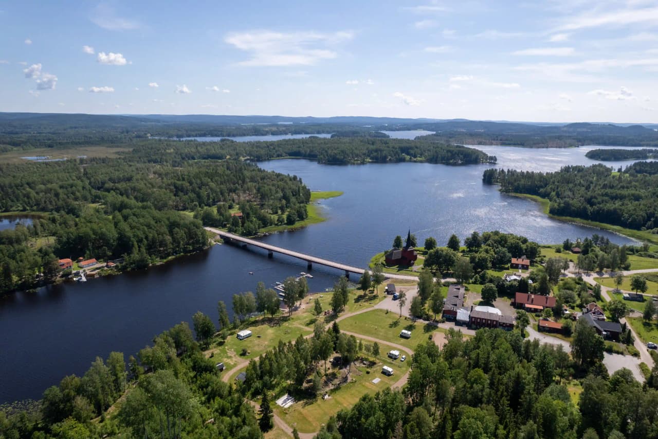 Upptäck Lungsunds ställplats i Värmland! Naturnära parkering för husbil/husvagn med el, vatten, dusch, WC & tömning. Nära strand, vandring & utegym.