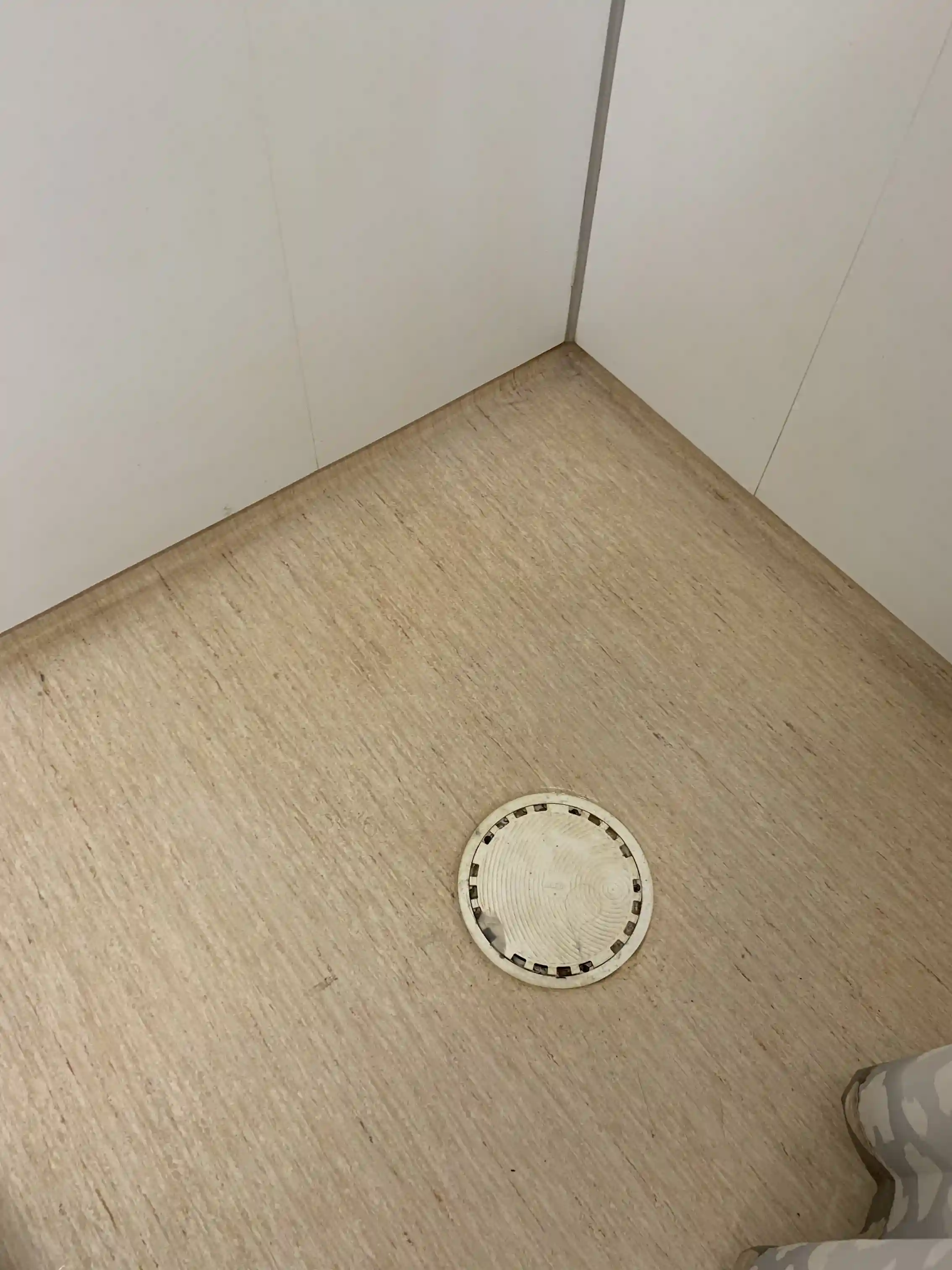 Naturnära ställplatser vid Holmsjön nära Sundsvall. Sandnäsets Camping erbjuder sjöutsikt, el, restaurang, fiske, bad & kanot. Öppet året runt.