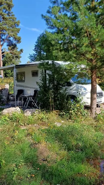 Hitta din perfekta ställplats på Hedesunda Camping vid Dalälven! Anpassade husbilstomter, el, servicehus, bad, fiske, restaurang & massor av aktiviteter.