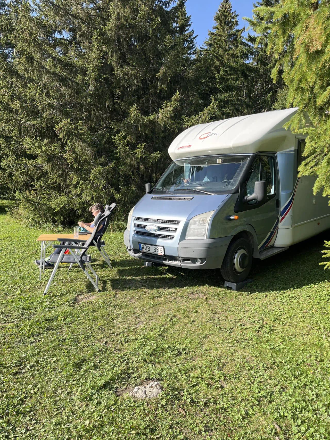 Upptäck Ångsta Camping! Naturnära ställplatser i Jämtland med el, dusch, WC & lekplats. Perfekt för husbil/husvagn nära Östersund & Storsjön. Husdjur välkomna.