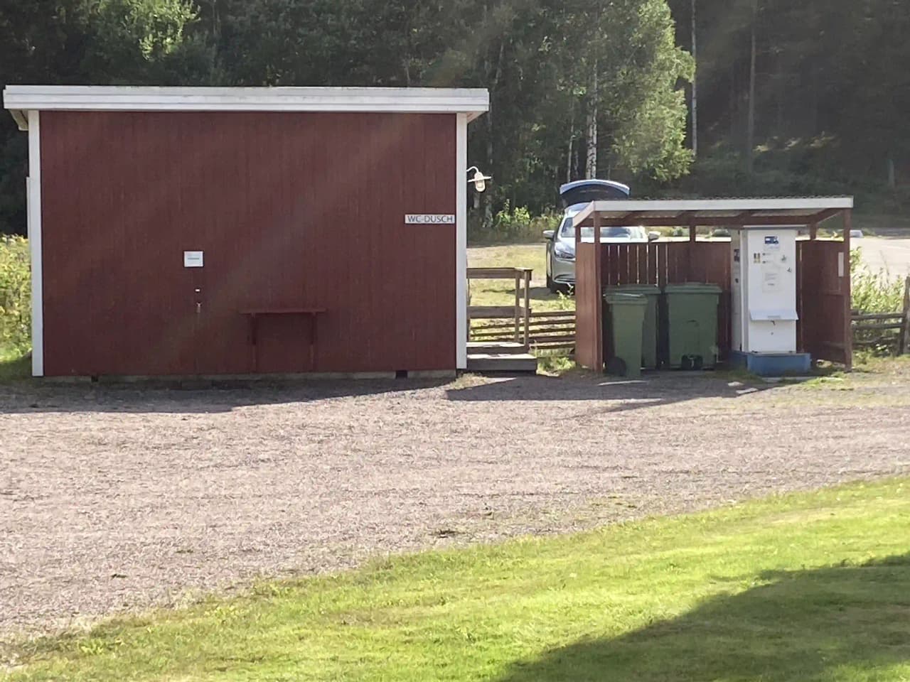 Upptäck ställplats vid Lovsjön/Skinnarebo G&CC nära Jönköping. Perfekt för husbil/husvagn med el, service & massor av aktiviteter: golf, padel, bad, fiske!