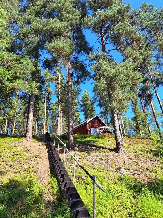 Unika ställplatser för husbil/husvagn vid Indalsälven hos Zorbcenter, Hammarstrand. El, WC, skog, äventyr som Zipline & Zorbing. Boka din plats!