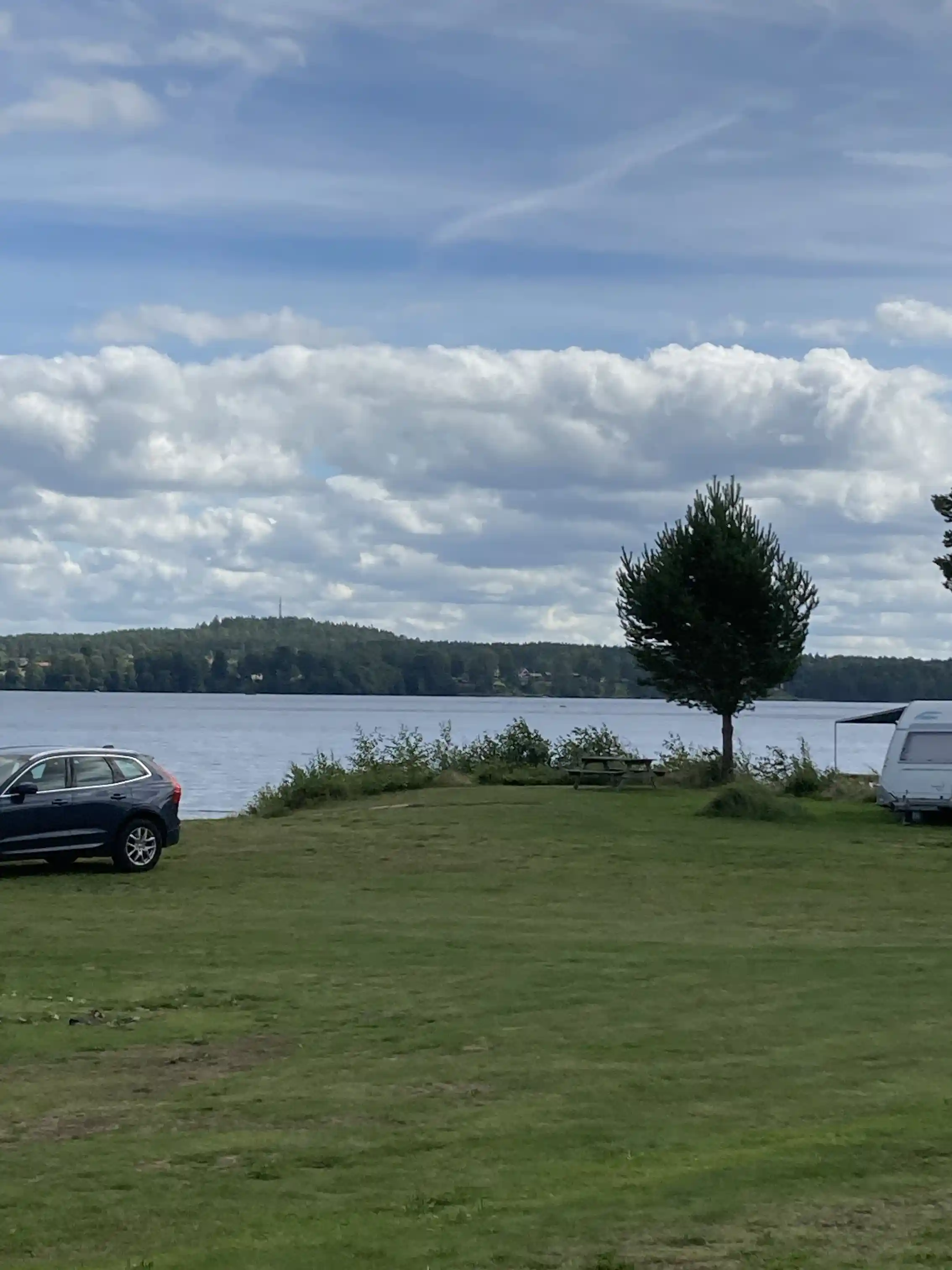 Upplev Västanviksbadets Camping, en idyllisk ställplats för husbil vid Siljan i Leksand. Njut av bad, fiske, vandring & full service. Boka din plats!