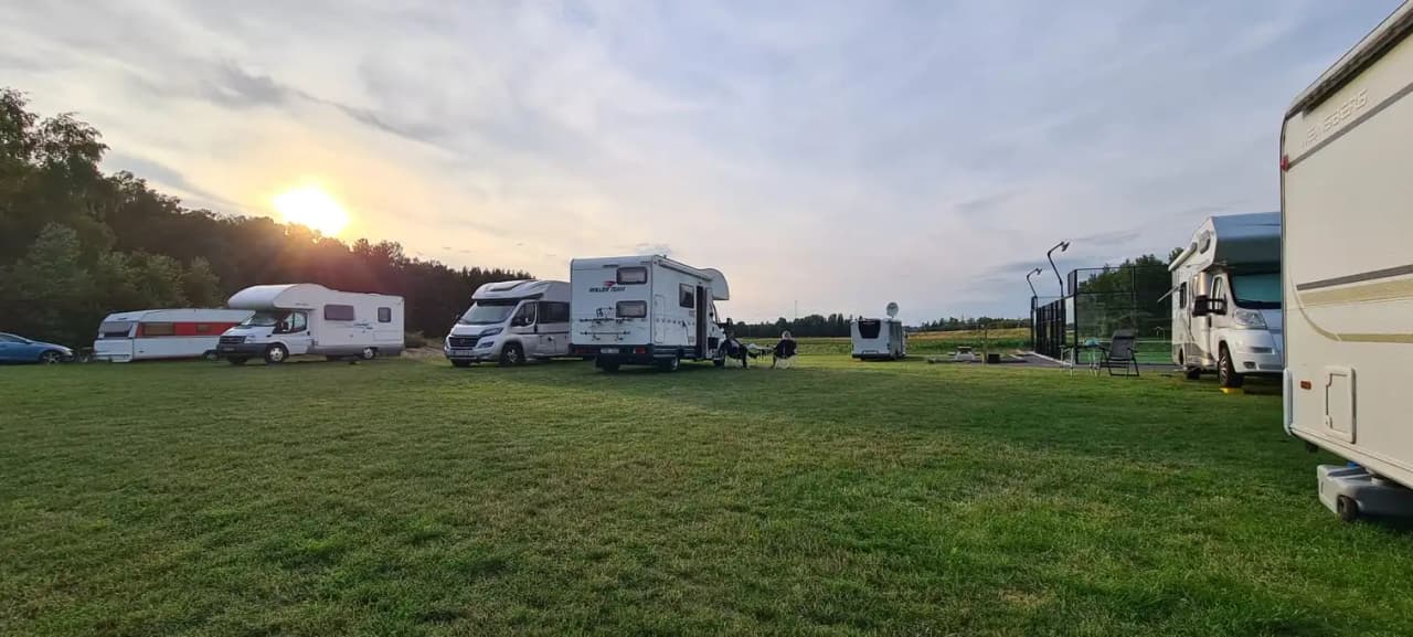 Upptäck Gripenbergs Gård! Lugn ställplats nära Skänninge med el, servicehus, gårdsbutik, padel & djur. Öppet året runt för husbil/husvagn. Boka nu!