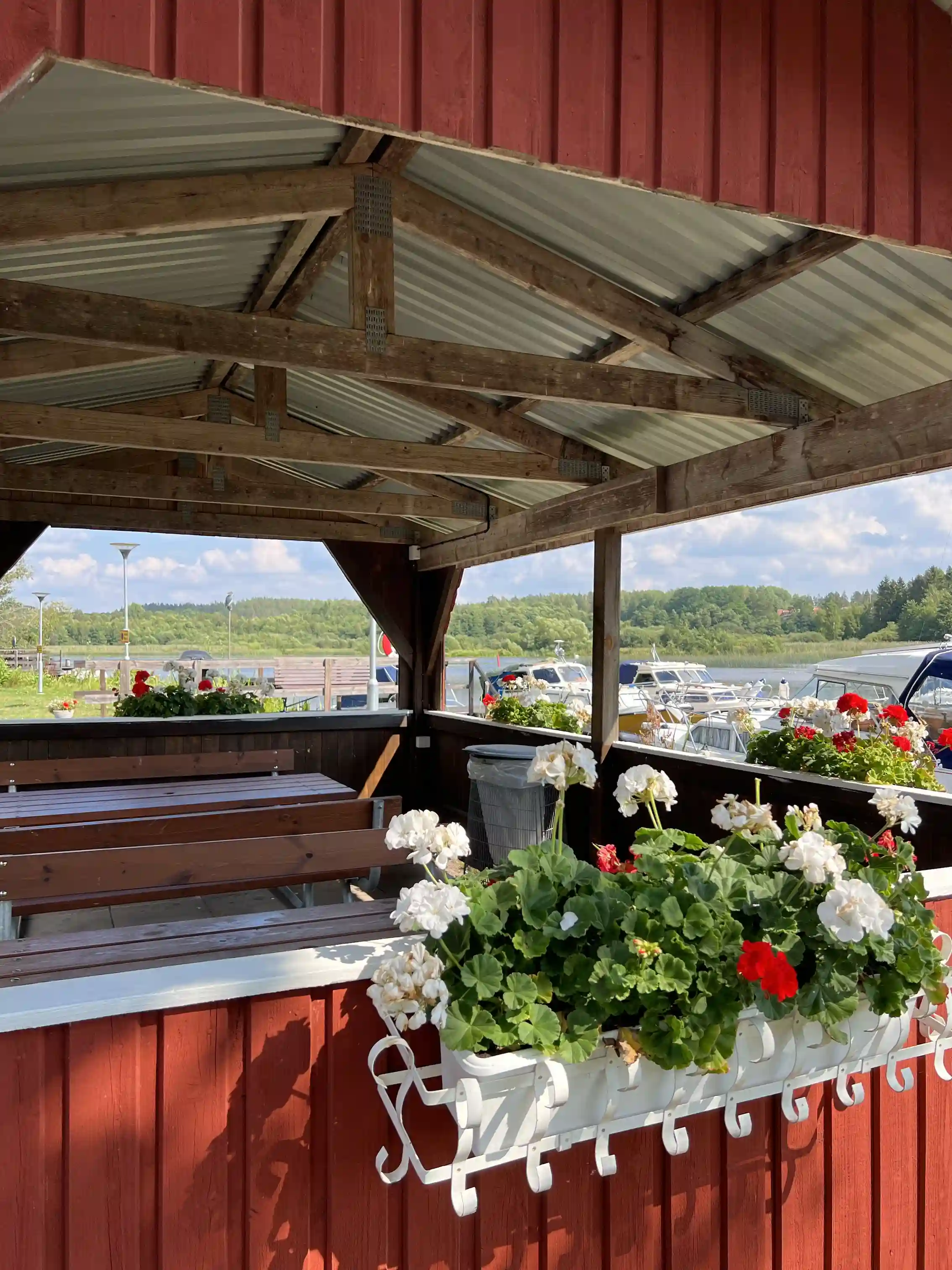 Njut av en naturskön ställplats för husbil/husvagn vid Södra Kinda Båtklubb i Horn. Sjönära läge med el, dusch, WC, bastu & restaurang nära. Boka nu!