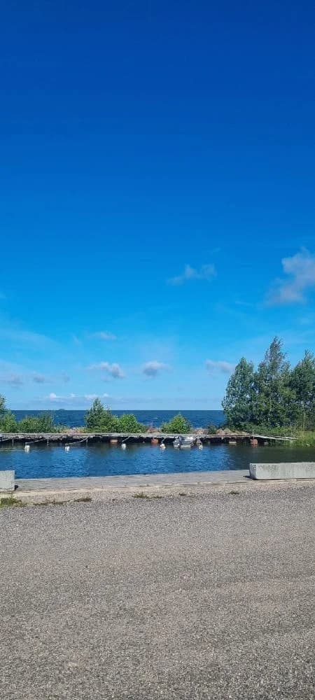 Upptäck Askeviks Camping vid Vänern! Fantastiska ställplatser för husbil med sjöutsikt, el & service. Nära Göta kanal. Bad, padel, restaurang. Boka nu!