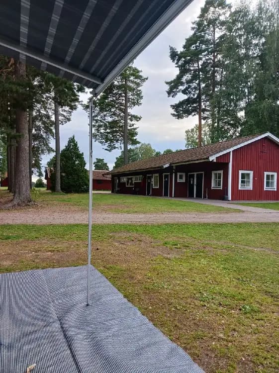 Upptäck Östa Camping vid Dalälven! Ställplatser & camping i naturreservat med 5km sandstrand, fiske, vandring & restaurang. Öppet året runt. Boka nu!
