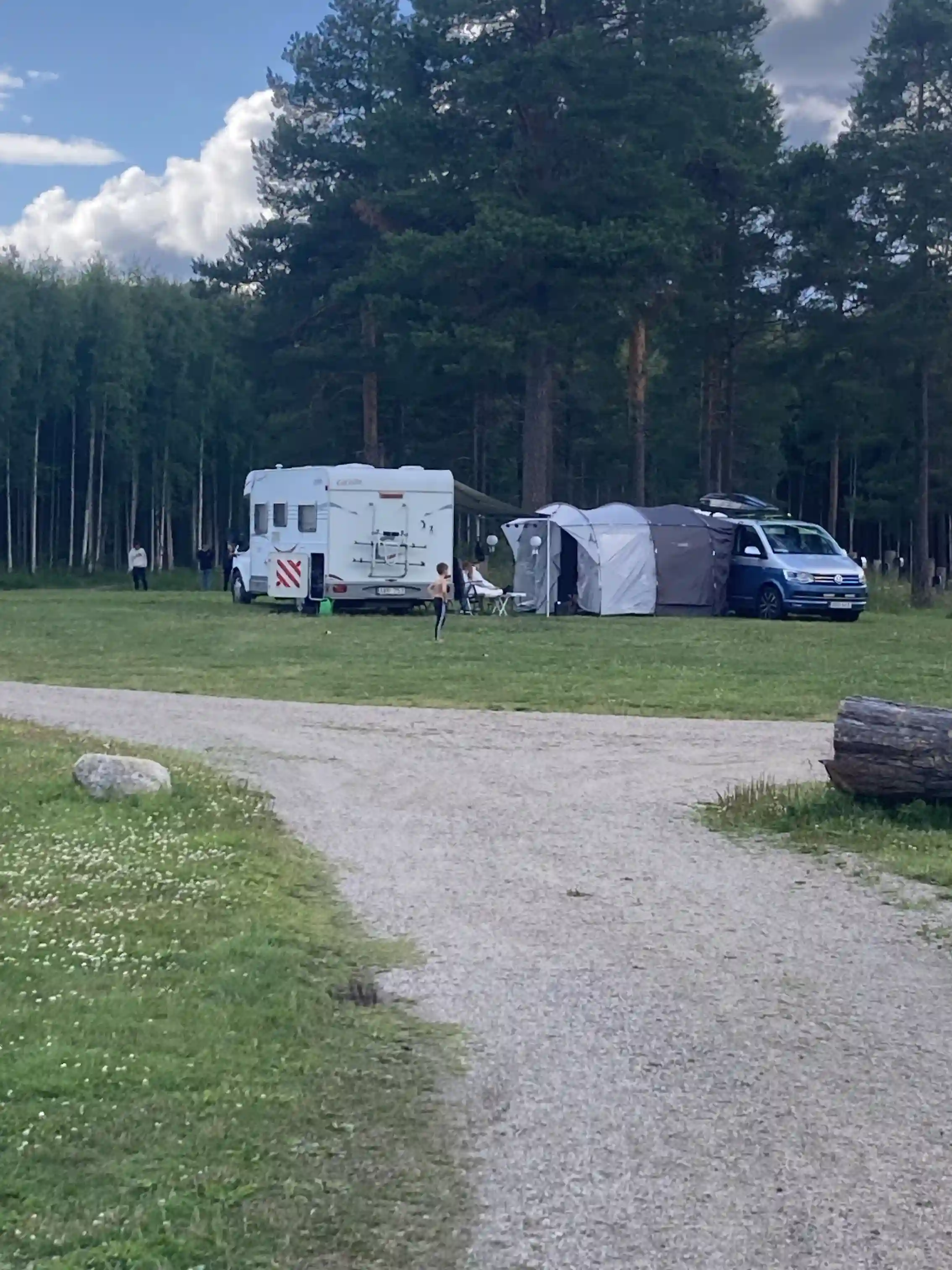 Upplev Camp Viking i Gällö – en året runt-öppen ställplats vid Revsundssjön. Njut av fiske, bad, vandring, skidåkning & Sveriges nordligaste belgiska pub!