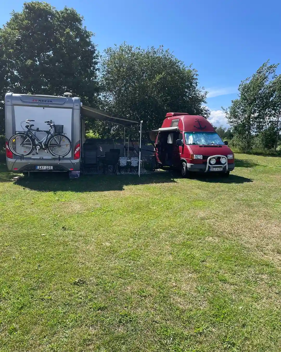 Upptäck Abrahams Camp i Älmeboda, Småland! Naturskön ställplats vid sjö med el, dusch, restaurang, bad & aktiviteter för husbil/husvagn. Familjevänligt!