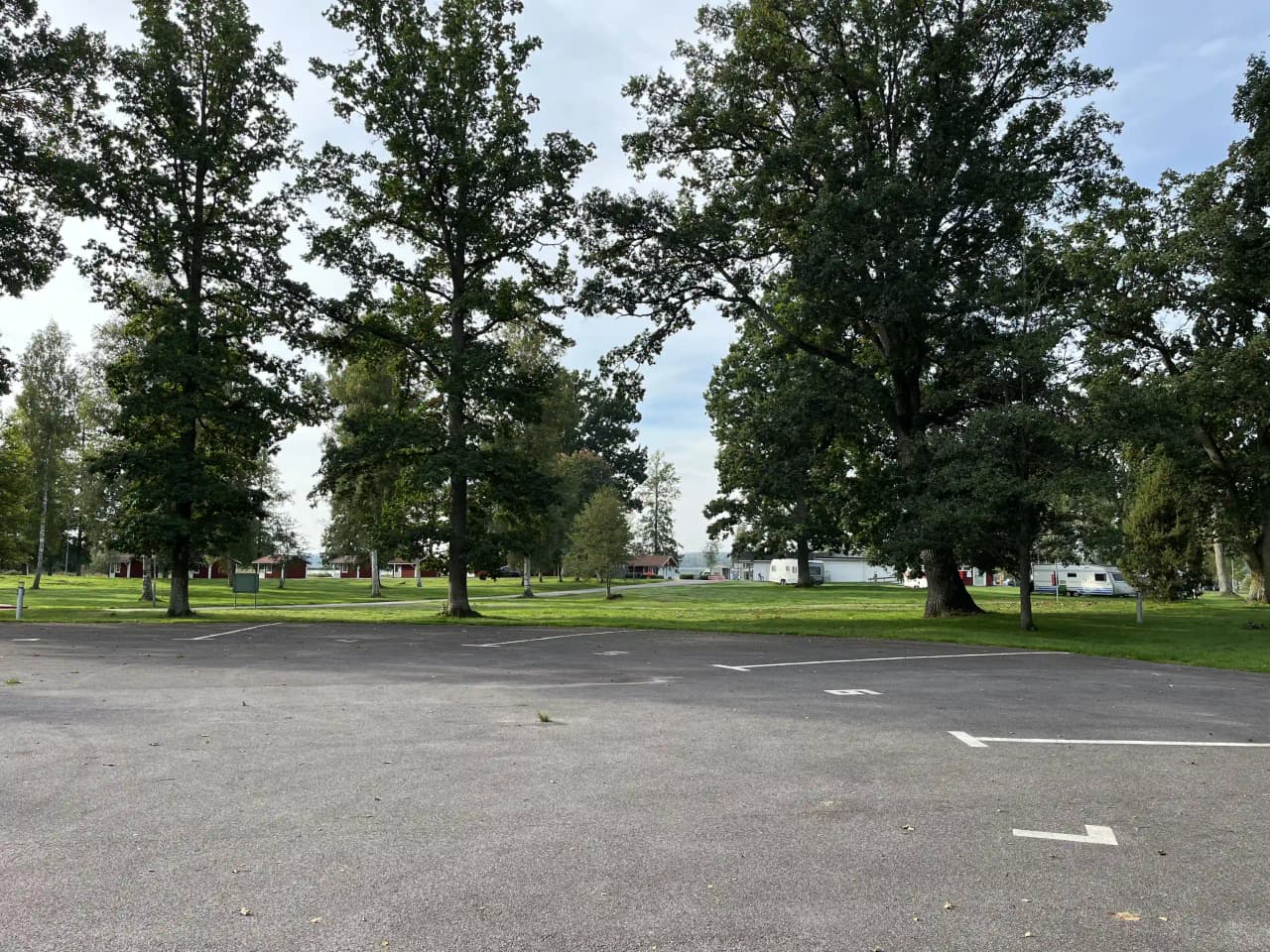 Upptäck Ställplats Atlantis vid Hultsfred Strandcamping! Unik husbilsparkering på festivalmark vid sjön Hulingen. El, service & massor av aktiviteter.