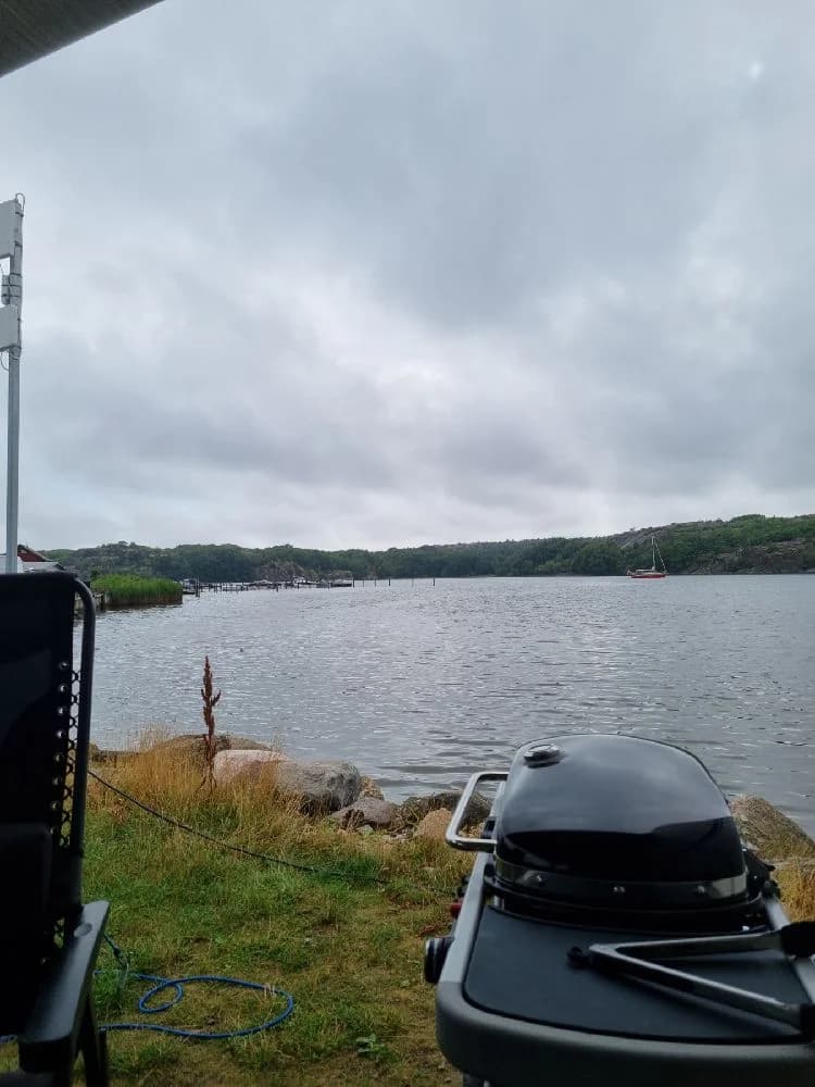 Upptäck Rörviks Camping – familjevänlig ställplats i Hamburgsund, Bohuslän. Nära havet med sandstrand, badbrygga & fullservice för husbil/husvagn.