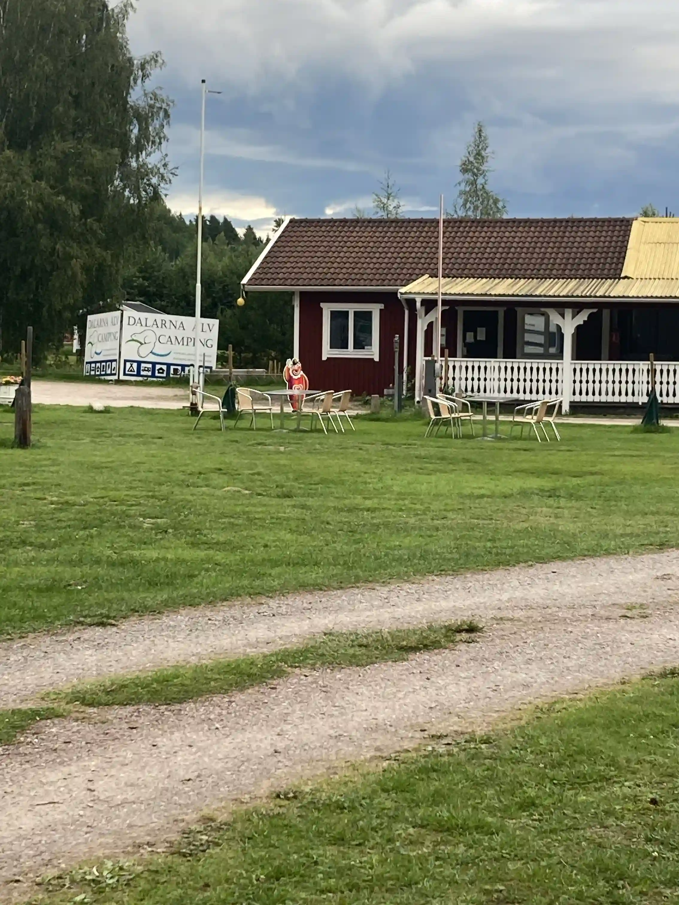 Upptäck GrebbestadFjorden – förstklassig ställplats i Bohuslän! Havsnära, året runt-öppet med el, service, pool, restaurang & aktiviteter. Boka din husbilsplats!