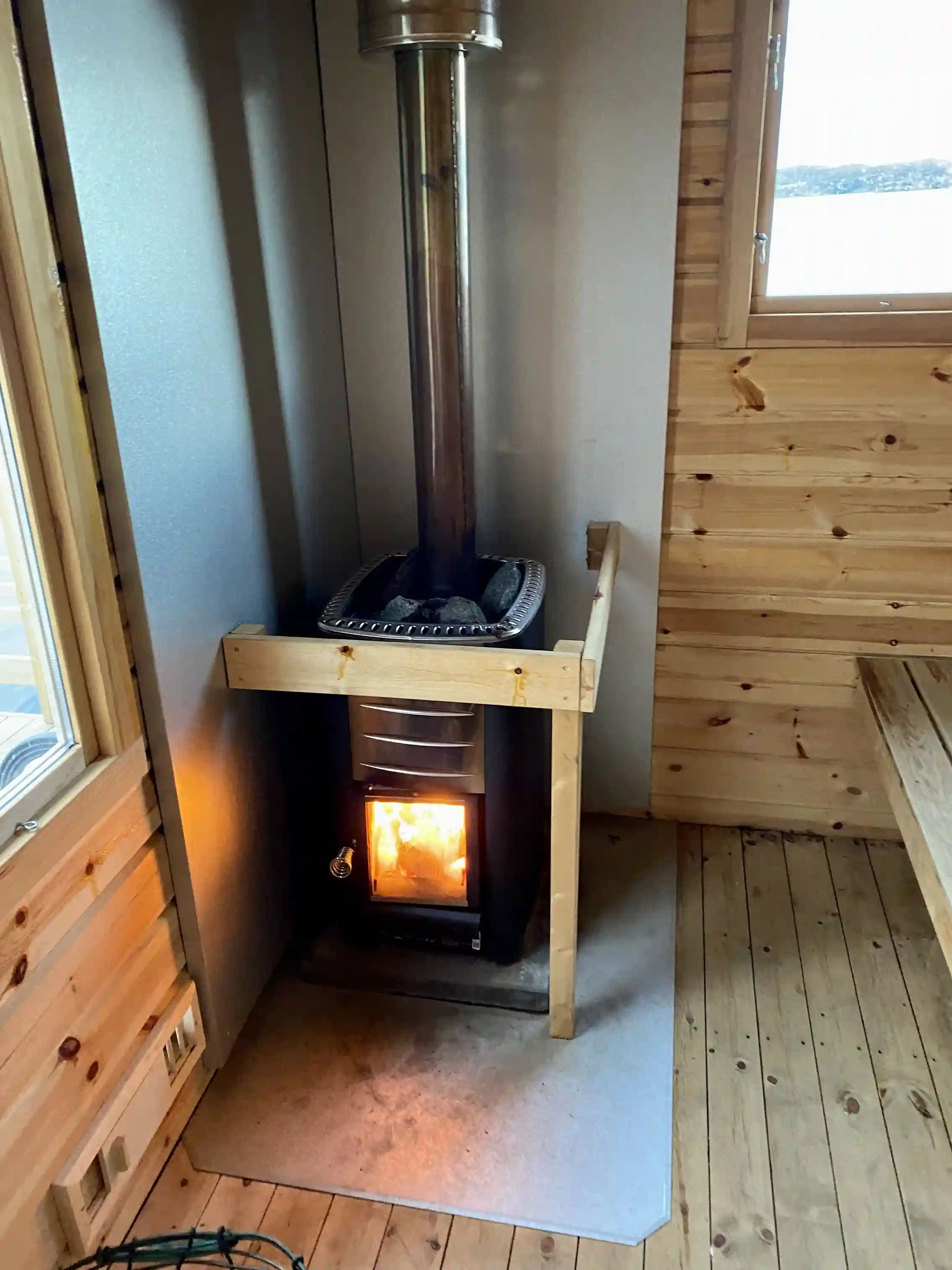 Upplev Lövekulle Camping i Alingsås! Perfekt ställplats vid sjön Mjörn med sjöutsikt, el, bad, fiske & nära stan. Familjevänligt & husdjursvänligt.