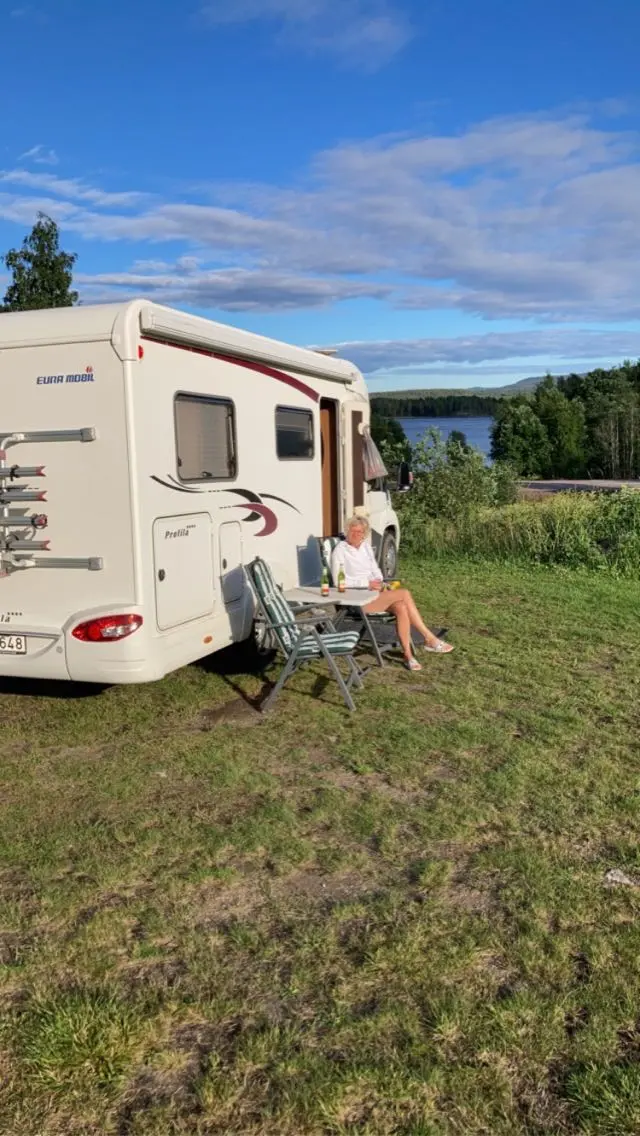 Hitta din ställplats (el/utan el) på Storsjö Camping & Trädgård i Höga Kusten. Unik trädgårdscamping nära badsjö, skog & Kramfors. Perfekt bas!
