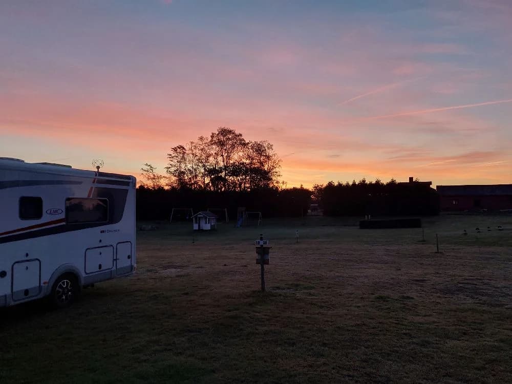 Hitta din ställplats på Ängdala Camping, Österlen! Naturnära camping vid Havängs naturreservat nära Kivik. 80 platser (el), servicehus, ridning. Husdjur ok.