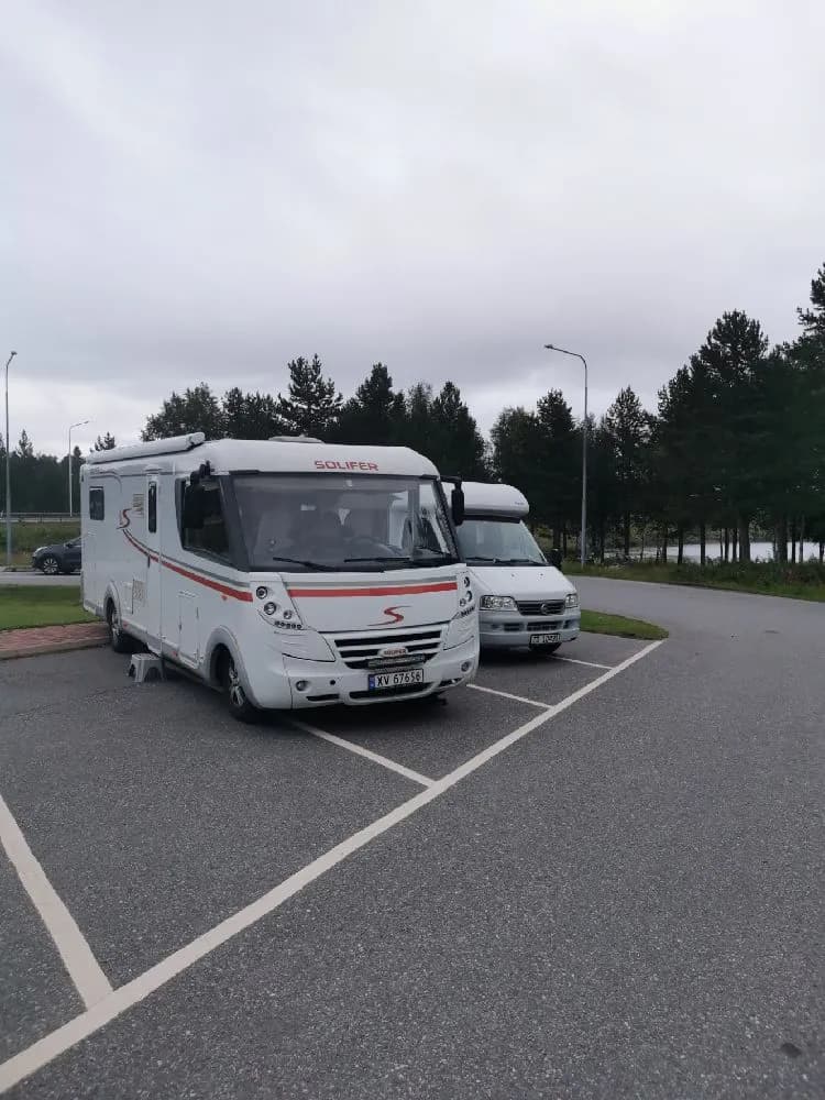 Upptäck Meselefors Camping: Naturskön ställplats vid E45 i Vilhelmina. Perfekt för husbil med fiske i Ångermanälven, service & vacker utsikt. Öppet året runt.