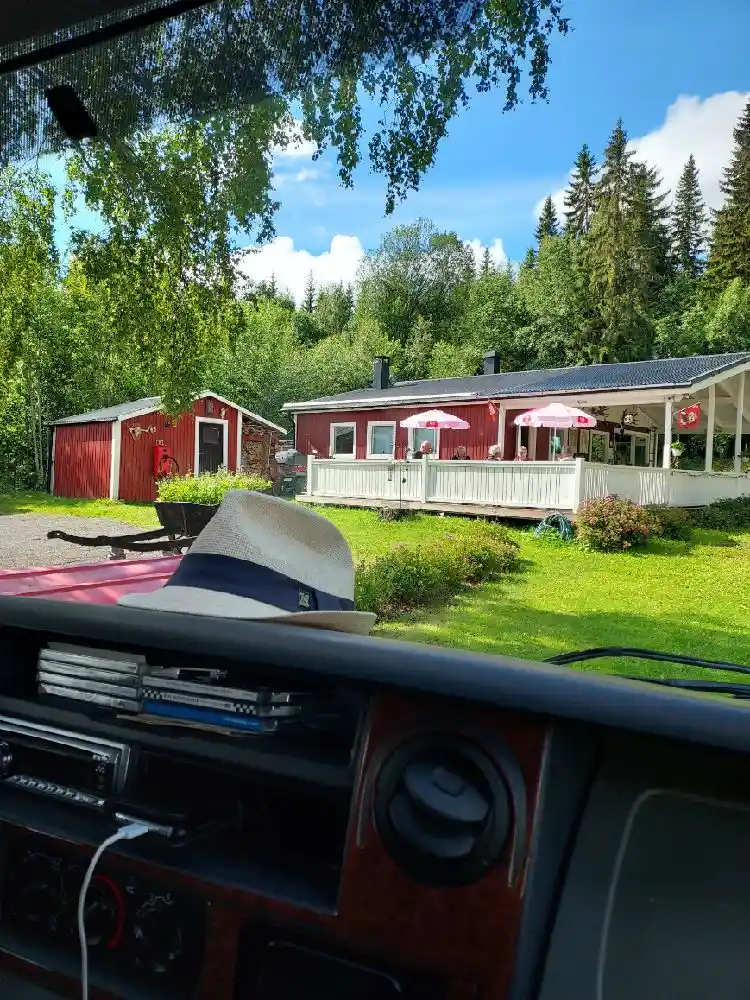 Hitta din perfekta ställplats vid Indalsälven på Hammarstrands Camping i Jämtland. El, service, restaurang, bastu, fiske & nära centrum. Boka nu!