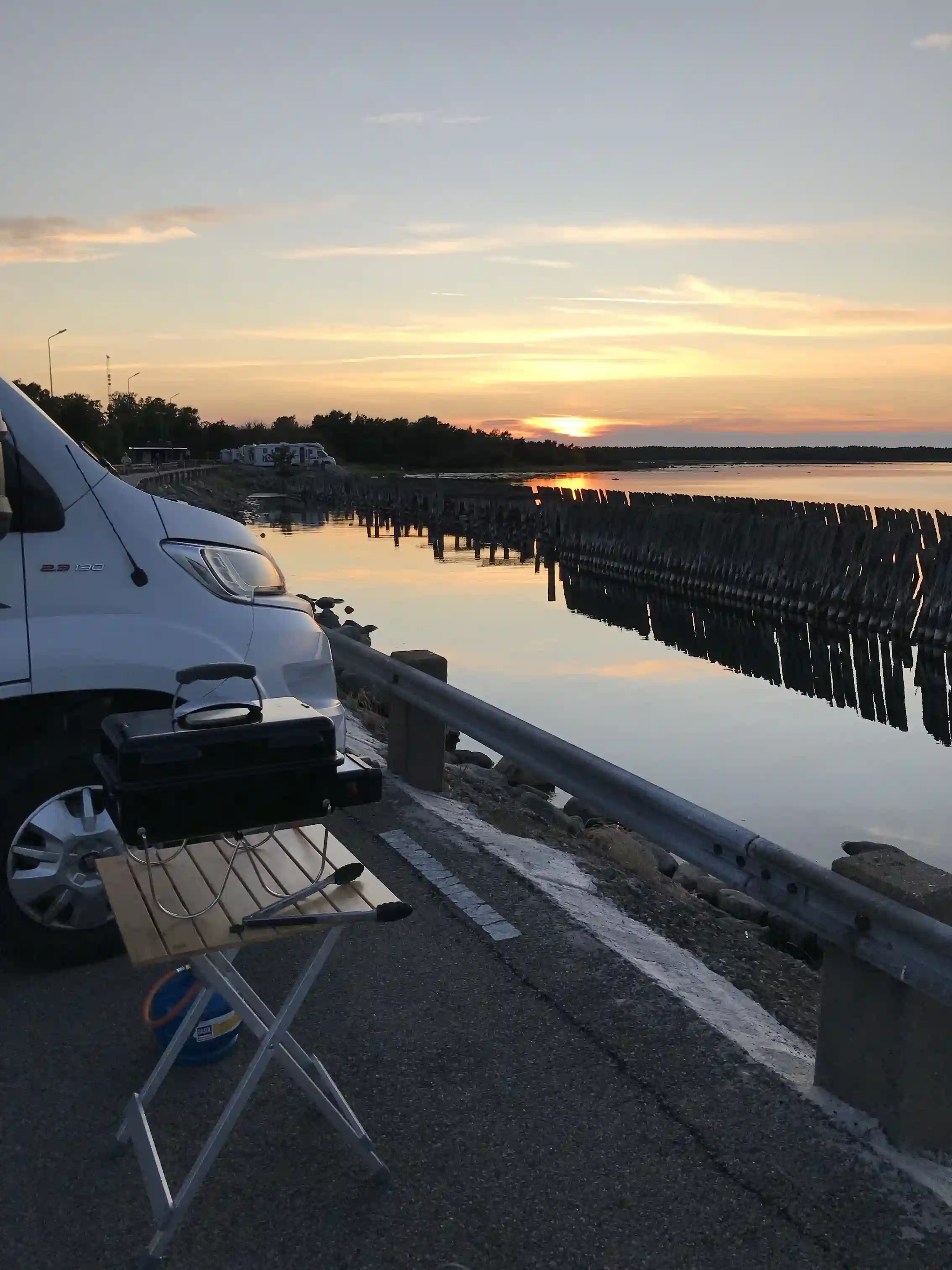 Upptäck Böda Hamns Camping – familjevänlig ställplats på Öland nära långgrund sandstrand. Välj din egen plats, njut av aktiviteter & lugnet vid havet.