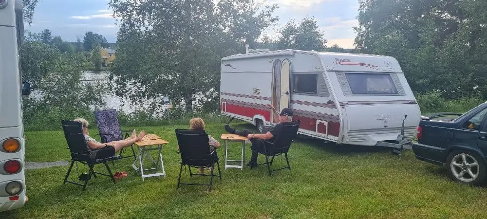 Upptäck Backe Camping! Ställplatser för husbil/husvagn vid Fjällsjöälven med el, dusch, WC, fiske, bad & minigolf. Drivs av Backe IF. Boka din plats!