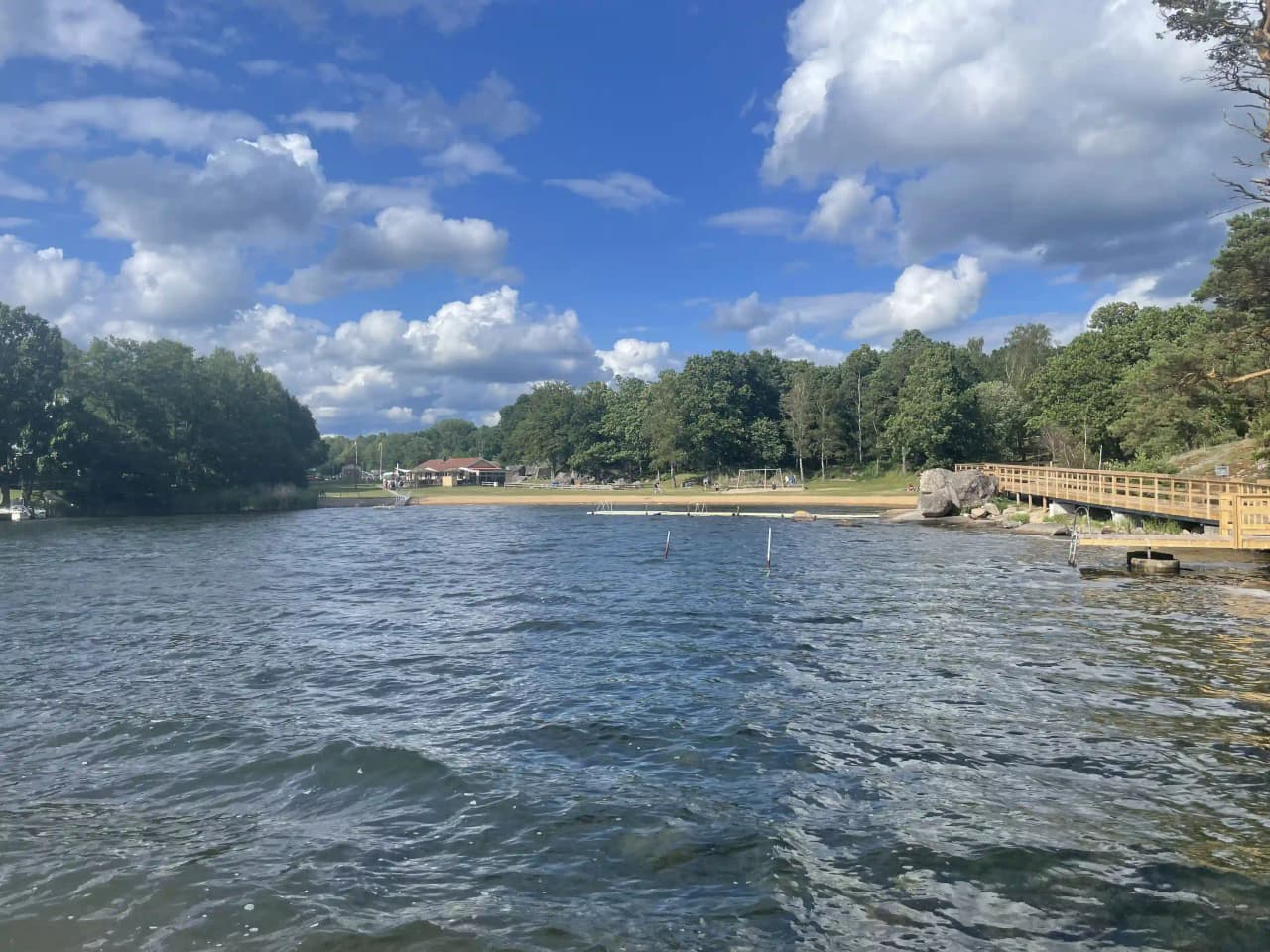 Hitta din perfekta ställplats på Järnaviks Camping i Blekinge! Njut av hav, skog, strand, restaurang & aktiviteter. Boka din husbilsplats idag!