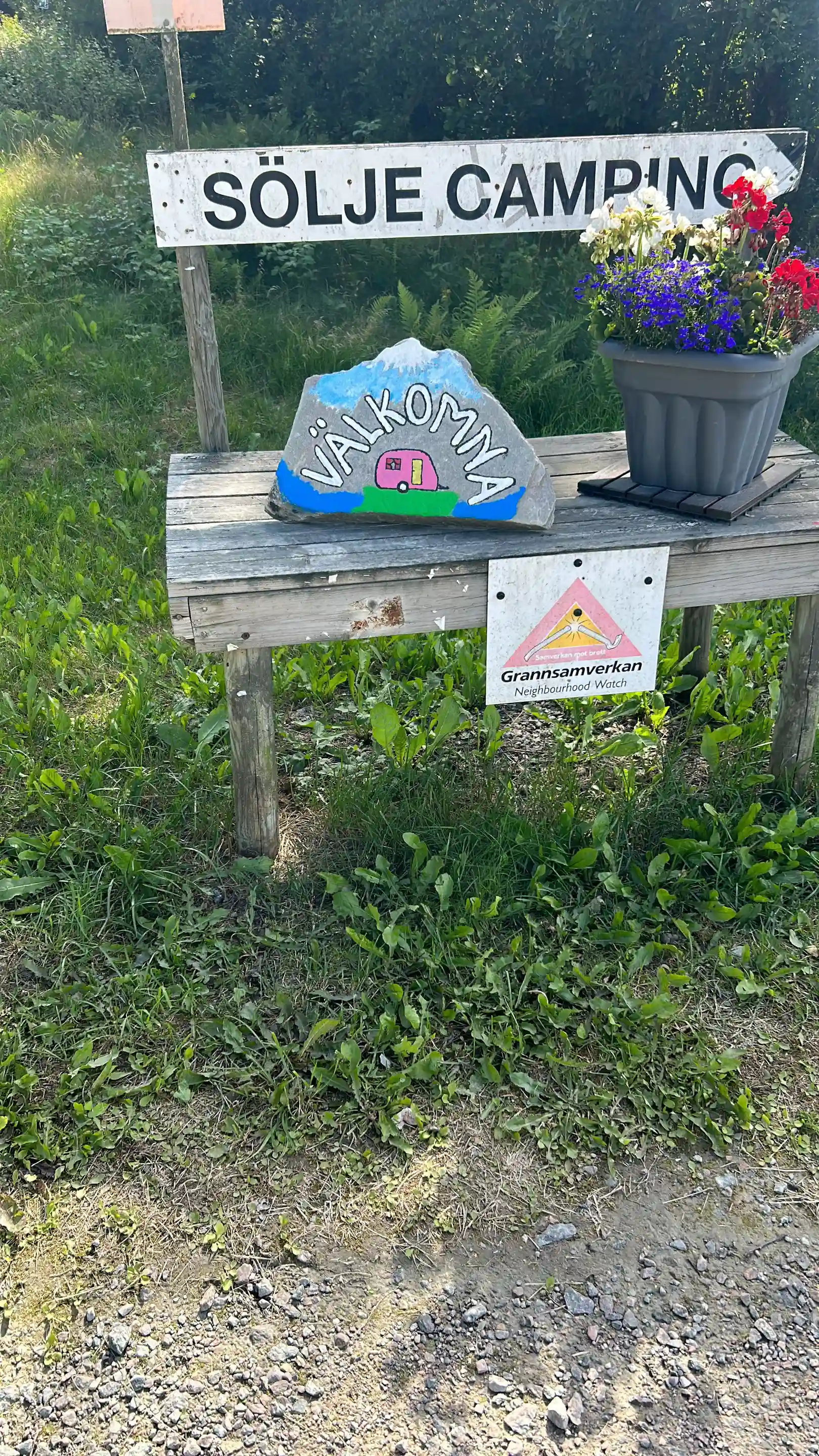 Upptäck Sölje Camping i Värmland! Perfekta ställplatser för husbil vid Stora Lesjön. Familjevänligt, fiske, bad, bastu & nära Glaskogen. Boka din plats!