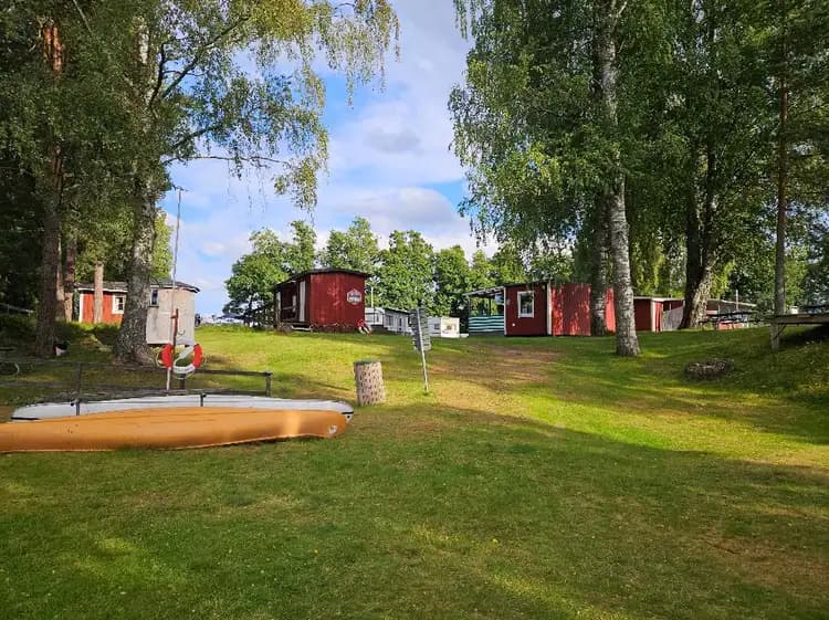 Upptäck Horndals Bad & Camping – familjevänlig ställplats för husbil/husvagn vid sjön Rossen i Dalarna. Inkl. el/dusch, bastu, bad, fiske. Boka nu!