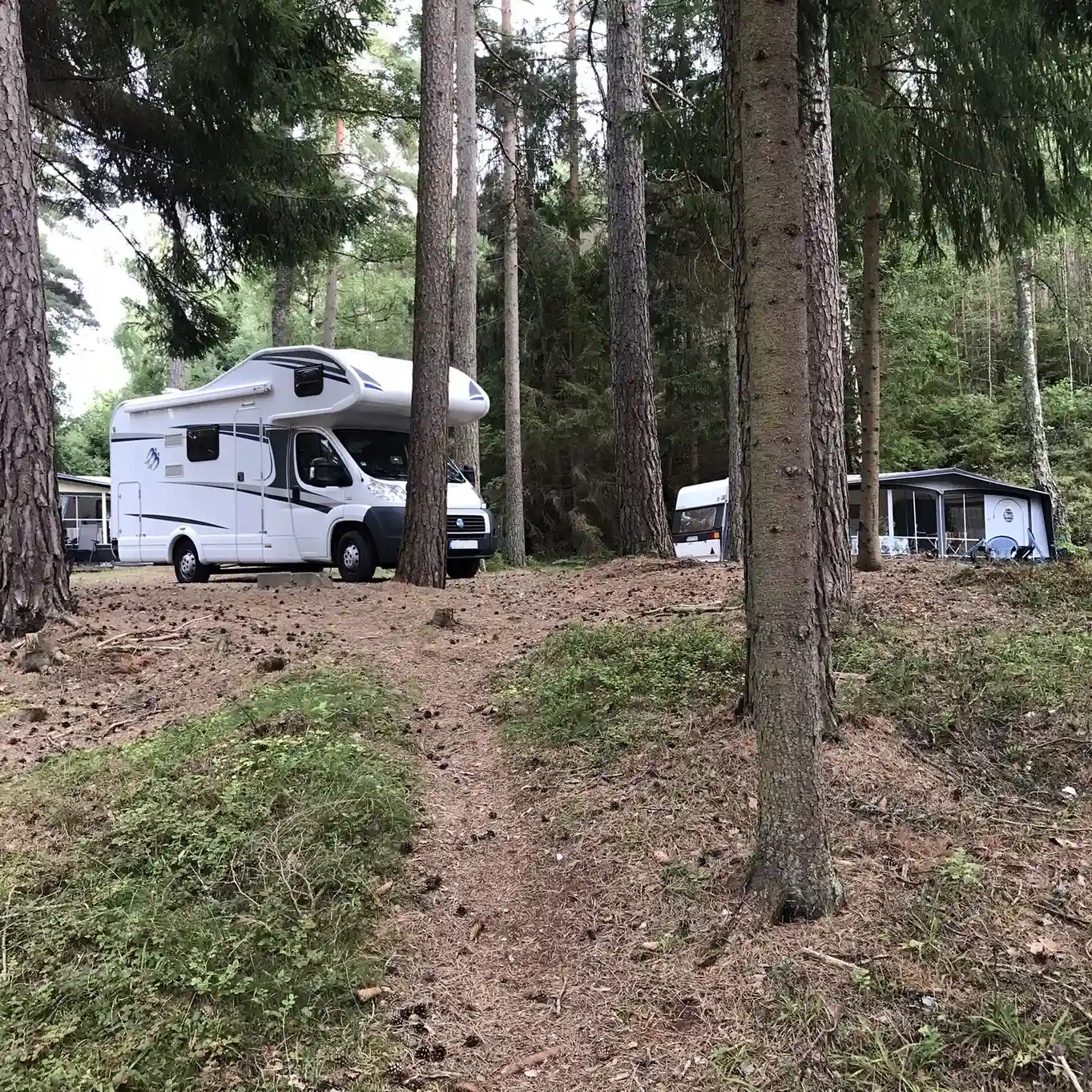 Upptäck Garviks Camping på Rossö! Familjär ställplats i Bohuslän nära Strömstad. Havsnära camping (jun-aug) med el, bad, fiske & service. Perfekt för husbil.