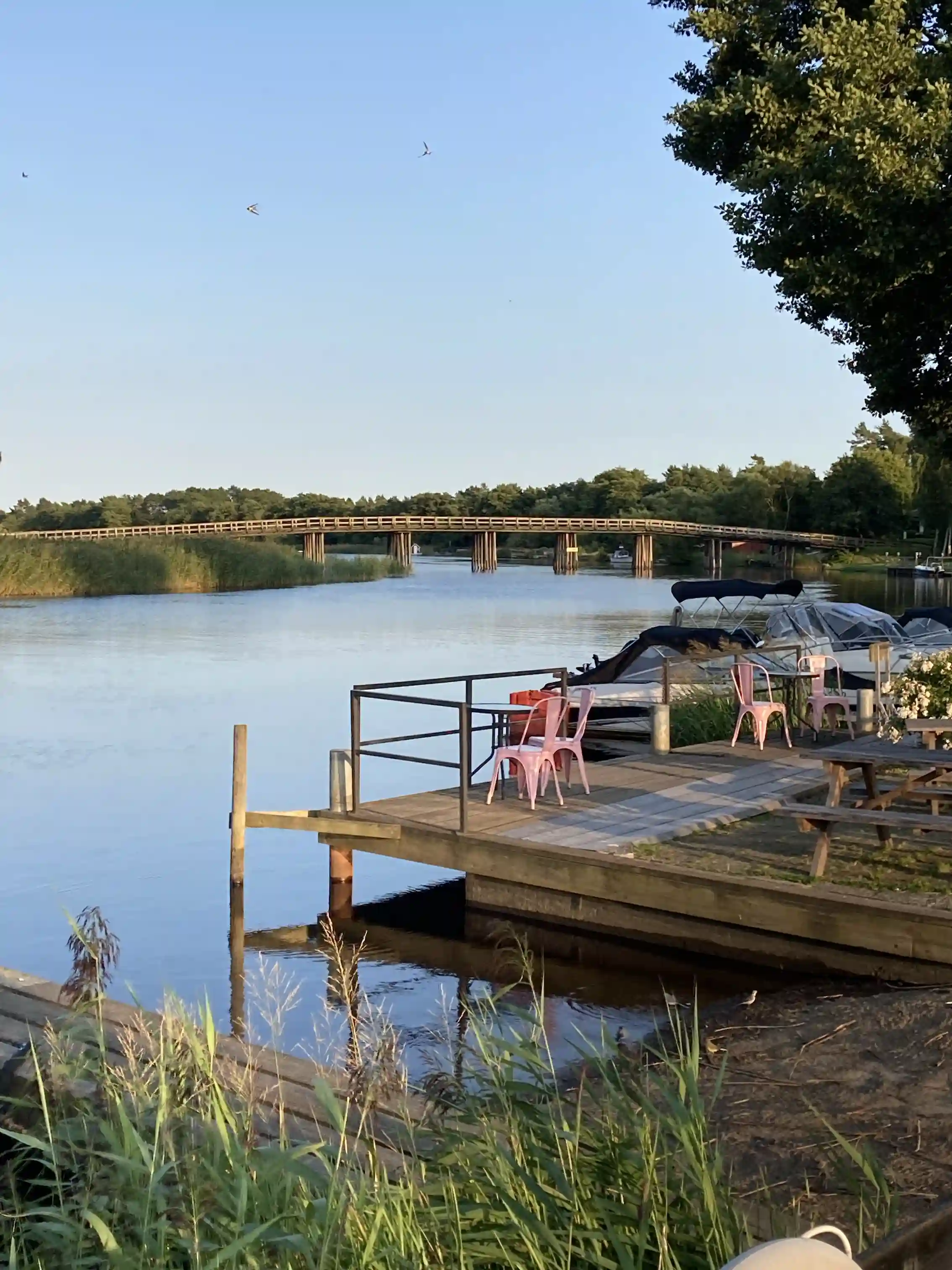 Martins Rökeri & Camping: Lugn ställplats i Yngsjö vid Helge å, nära strand. Endast veckobokning fr. 2025! Natur, fiske, bad. Boka din husbilsplats.