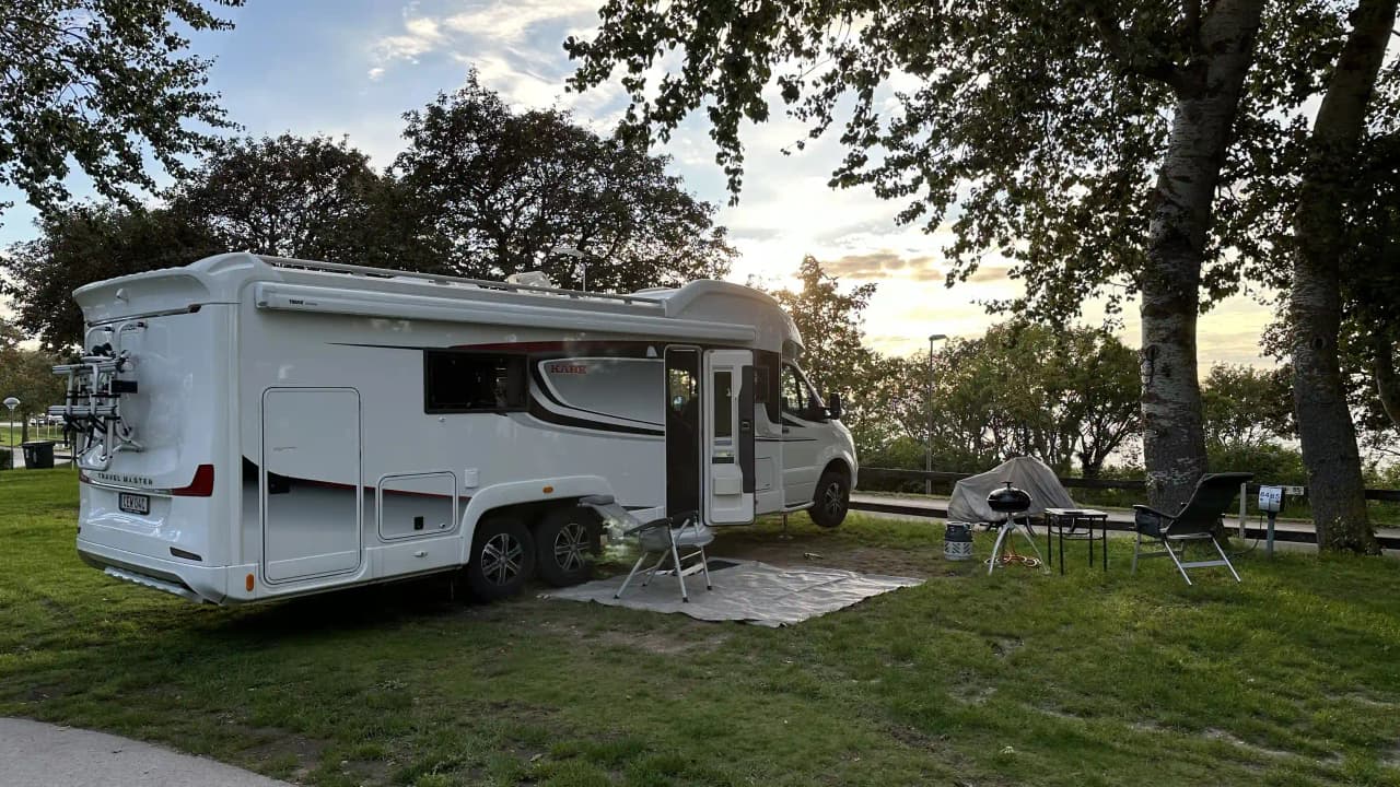 Boka ställplats på Kneippbyn Resort Visby! Femstjärnig camping nära Visby med Sommarland, Vattenland, havsutsikt & full service för husbil. Perfekt för familjen.