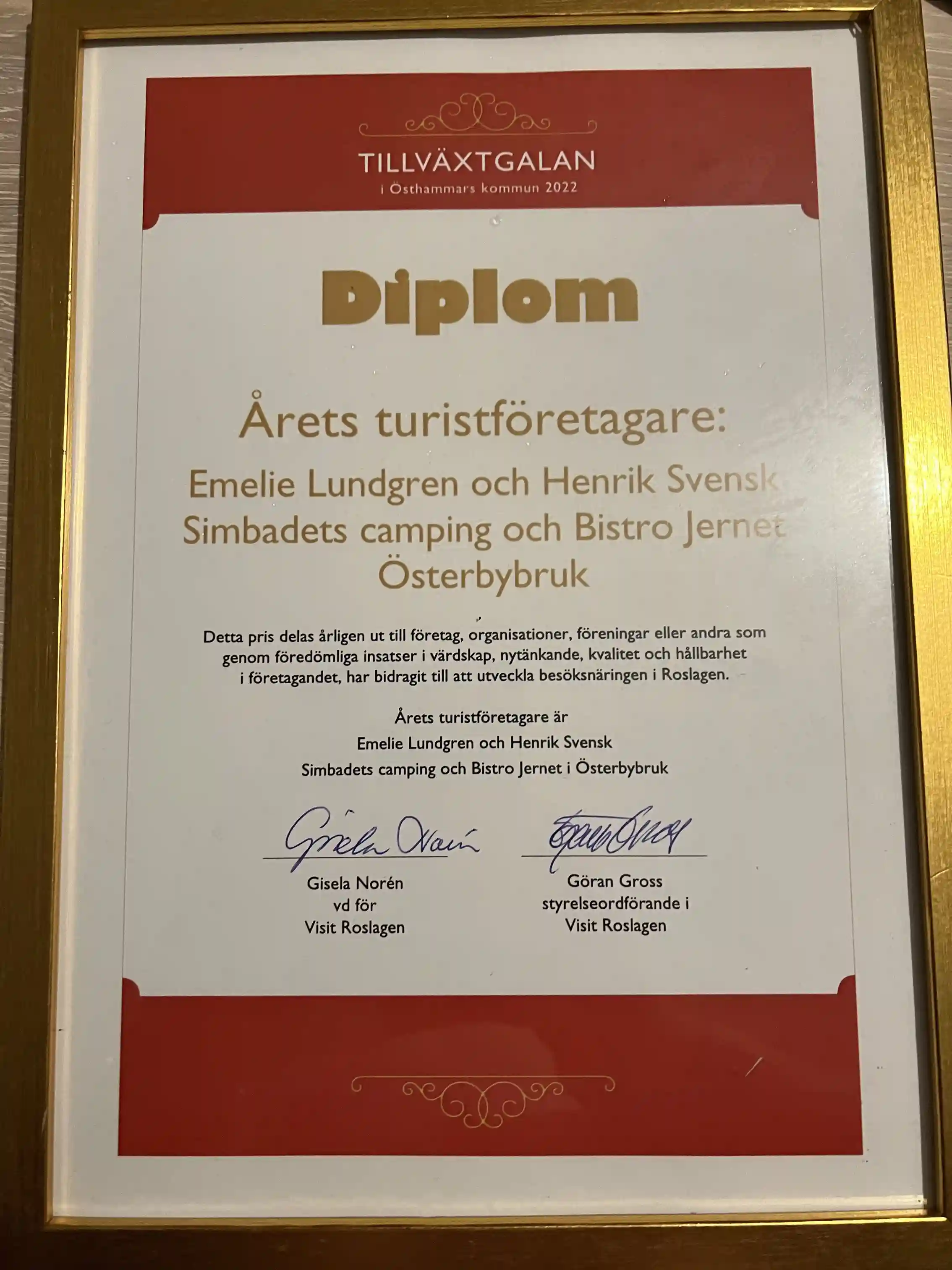 Upptäck Simbadets Camping i Österbybruk! Ställplats vid sjön Stordammen med bad, fiske & full service för husbil/husvagn. Nära historiskt bruk.