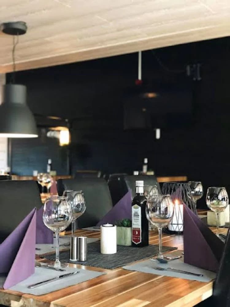 Ställplats för husbil/husvagn vid Hotel Nordica i Strömsund. El, WC/dusch, Wi-Fi & restaurang. Perfekt bas vid Vildmarksvägen. Boka din plats idag!