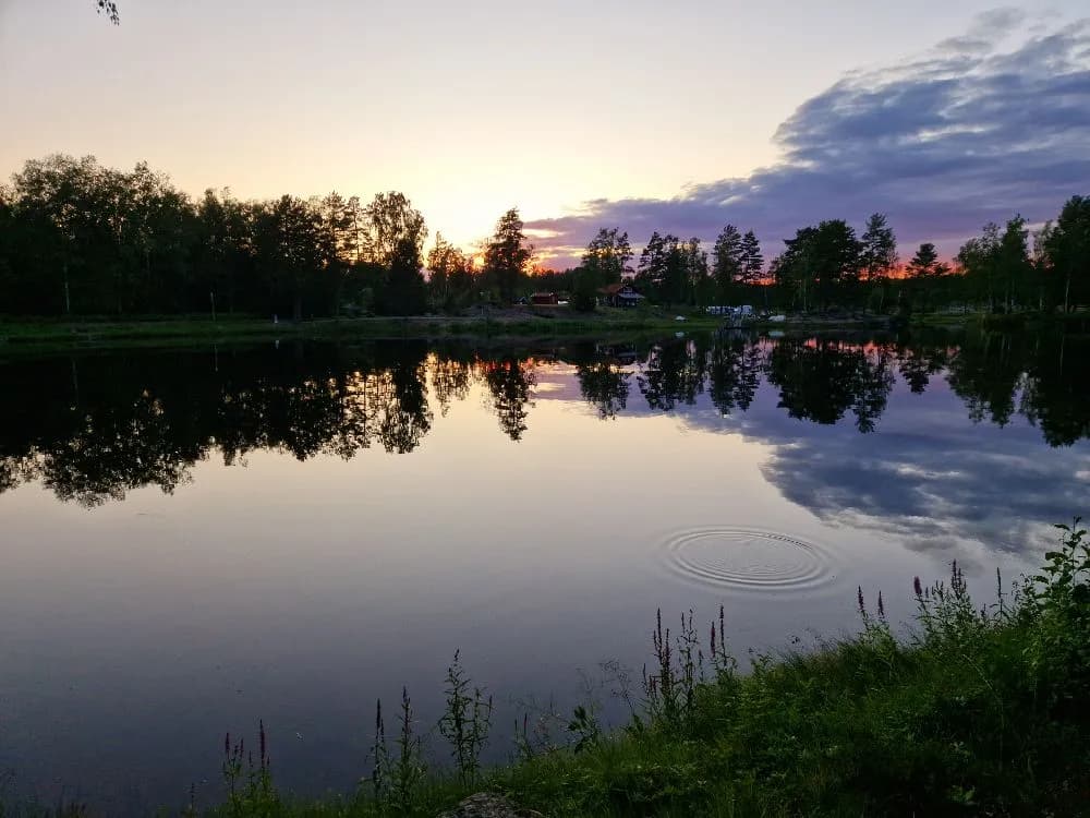 Upptäck Skruvs Vildmarkscamping i Småland! Naturnära ställplats för husbil/husvagn med el, dusch, tömning, badtunna, padel, fiske & vandring. Lugn & ro!